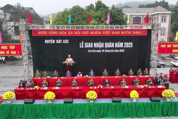 Toàn cảnh lễ giao quân sáng 15/2 tại huyện Bát Xát (Lào Cai).