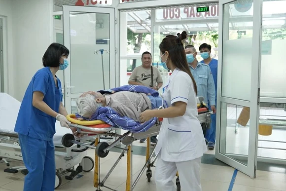 Đón tiếp bệnh nhân ở khoa Cấp cứu, Bệnh viện Hữu Nghị.