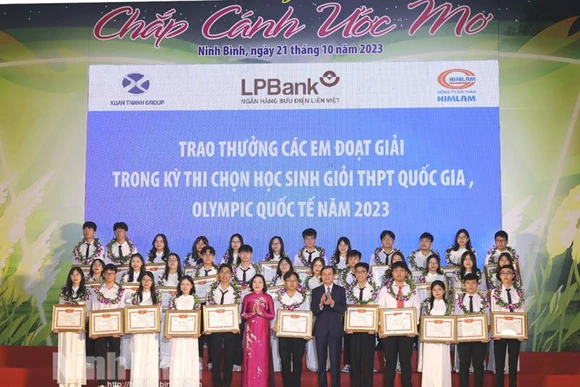 Đồng chí Nguyễn Thị Thanh, Ủy viên Trung ương Đảng, Ủy viên Ủy ban Thường vụ Quốc hội, Trưởng Ban Công tác đại biểu Quốc hội, Phó Trưởng Ban Tổ chức Trung ương, nguyên Bí thư Tỉnh ủy Ninh Bình và đồng chí Đoàn Minh Huân, Ủy viên Trung ương Đảng, Bí thư Tỉnh ủy Ninh Bình trao phần thưởng tại chương trình "Chắp cánh ước mơ" lần thứ 13. (Ảnh: Báo Ninh Bình)