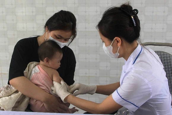 Tiêm vaccine sởi cho trẻ em. (Ảnh: SỞ Y TẾ NAM ĐỊNH)