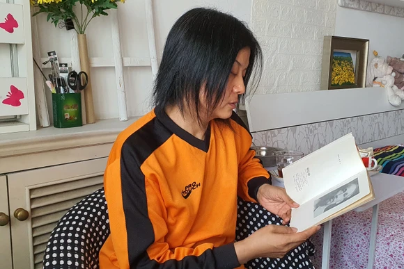 Cát Kiến Phương với tập thơ Nhật ký trong tù.