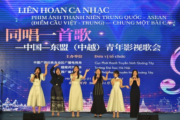 Tiết mục biểu diễn của sinh viên Trung Quốc và Việt Nam tại Liên hoan ca nhạc-phim ảnh thanh niên Trung Quốc-ASEAN. (Ảnh: Tân Hoa xã)