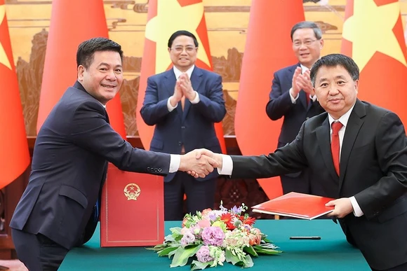 Thủ tướng Phạm Minh Chính và Thủ tướng Trung Quốc Lý Cường chứng kiến lễ ký Bản ghi nhớ giữa Bộ Công thương Việt Nam và Tổng Cục Quản lý Giám sát thị trường Trung Quốc. (Nguồn: Tổng cục Quản lý thị trường)