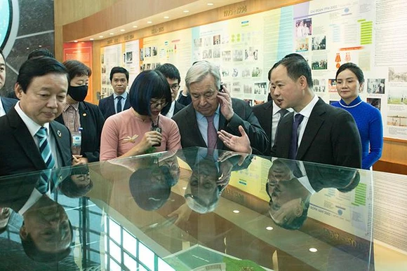 Tổng Thư ký Liên hợp quốc Antonio Guterres thăm Phòng truyền thống của Tổng cục Khí tượng-Thủy văn. (Ảnh: VNMHA)