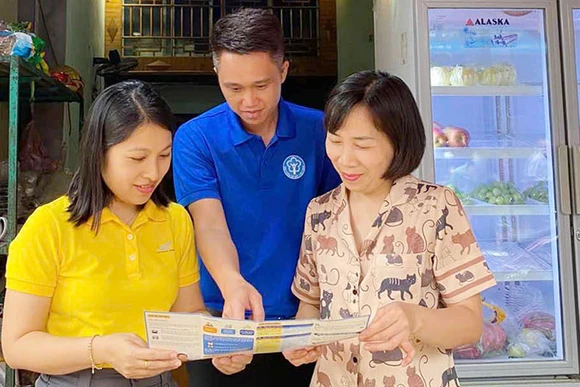 Nhân viên bưu điện tư vấn chính sách bảo hiểm xã hội tự nguyện tại các địa bàn. (Ảnh: Ban tổ chức)