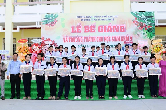 Nhiều giáo viên, học sinh xuất sắc tại Bạc Liêu rất vui mừng được trao tặng tranh panorama "Chiến thắng Điện Biên Phủ".