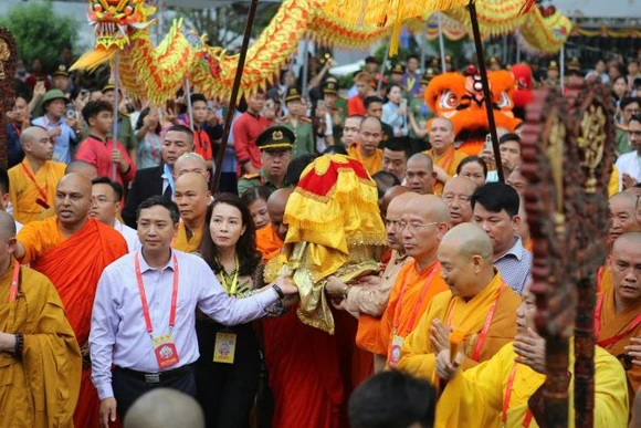 Cung rước xá lợi Đức Phật vào chùa Phúc Sơn.