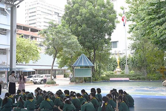 Cờ rủ được treo tại các công sở, trường học của Thái Lan ngày 1/8. (Ảnh: XUÂN SƠN)