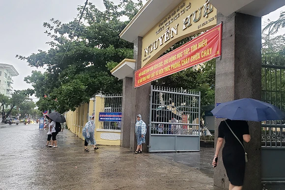 Học sinh chờ ba, mẹ đến đón về.