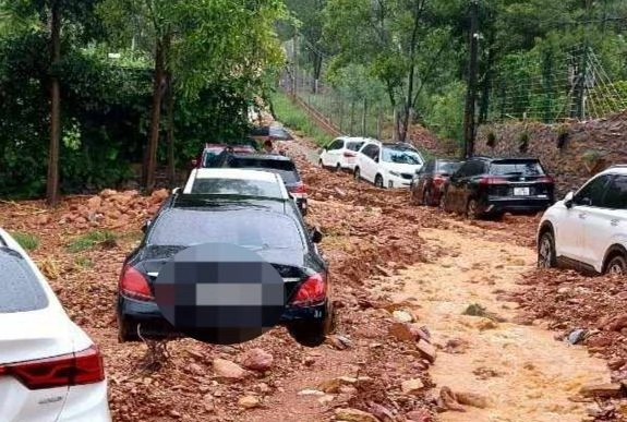 Lũ quét gây ngập cục bộ đường giao thông tại Đội 5, xóm Ban Tiện, thôn Phù Ninh, xã Minh Phú, Sóc Sơn. (Ảnh: TRẦN HOÀNG)