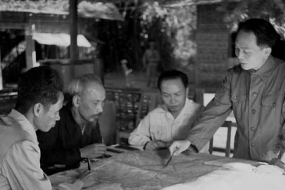 Chủ tịch Hồ Chí Minh, Đại tướng Võ Nguyên Giáp và các đồng chí lãnh đạo Đảng, Nhà nước bàn kế hoạch mở chiến dịch Điện Biên Phủ (năm 1954). (Ảnh tư liệu: TTXVN)