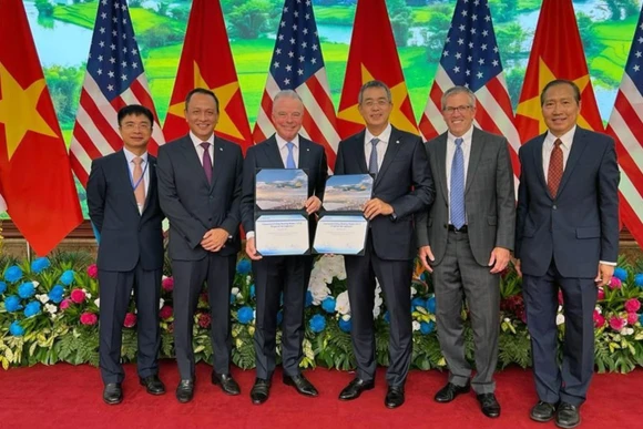 Đại diện lãnh đạo Vietnam Airlines và Tập đoàn Boeing chúc mừng cam kết mua 50 máy bay thân hẹp Boeing 737 MAX mới đây tại Hà Nội. 