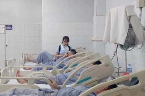 Các công nhân bị thương đang được chăm sóc tại Bệnh viện Đa khoa tỉnh Quảng Ninh. Ảnh: TTXVN