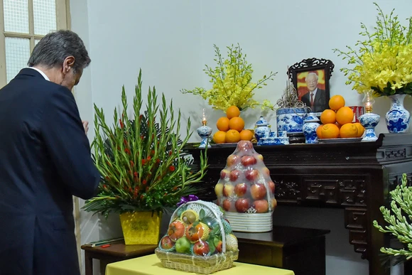 Ngoại trưởng Hoa Kỳ Antony Blinken thắp hương viếng Tổng Bí thư Nguyễn Phú Trọng.
