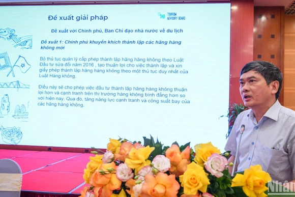 Ông Hoàng Nhân Chính, Trưởng Ban thư ký Hội đồng Tư vấn Du lịch (TAB) đề xuất 14 giải pháp giảm giá vé máy bay tại hội thảo. 