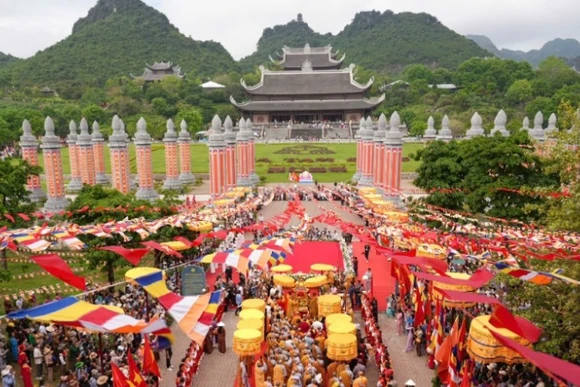 Chư tôn đức tăng ni cung nghinh xá lợi Phật vào Điện Tam Thế trong chùa Tam Chúc.