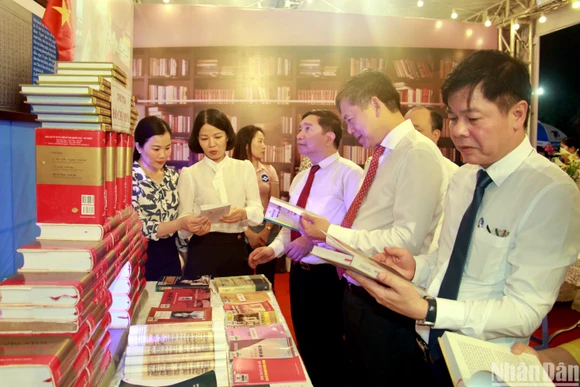 Lãnh đạo tỉnh và lãnh đạo một số sở, ngành tỉnh Nam Định tham quan gian hàng sách tại sự kiện.