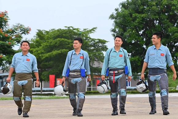 Phi công Trung đoàn 923, Sư đoàn 371 hoàn thành nhiệm vụ sau ban bay huấn luyện. Ảnh: phongkhongkhongquan.vn