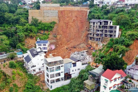 Hiện trường vụ sạt lở nghiêm trọng tại phường 10, thành phố Đà Lạt vào rạng sáng 29/6.