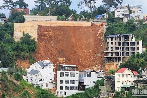 Khu vực xảy ra sạt lở tại phường 10, thành phố Đà Lạt ghi nhận vào chiều tối 1/7.