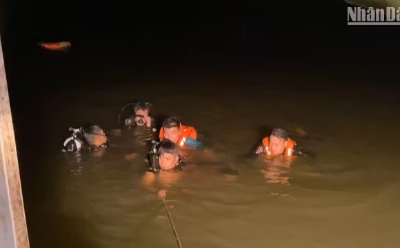 Lực lượng chức năng nỗ lực tìm kiếm các nạn nhân trong đêm