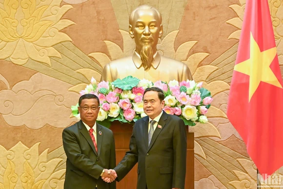 Chủ tịch Quốc hội Trần Thanh Mẫn và Phó Chủ tịch Quốc hội Lào Suvon Luongbunmi. (Ảnh: DUY LINH)