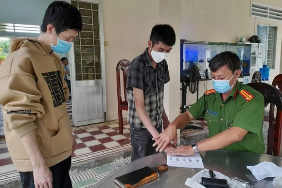 Lực lượng Công an lấy dấu vân tay và làm lại hồ sơ cho những người bị mất giấy tờ tùy thân.