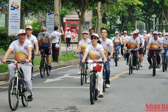 Bộ trưởng Ngoại giao Bùi Thanh Sơn (bên trái) và đoàn đại biểu đạp xe về tới nhà làm việc của Bộ từ Trụ sở chính Bộ Ngoại giao. 