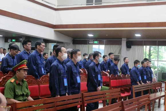 Các bị cáo nghe tòa tuyên án.