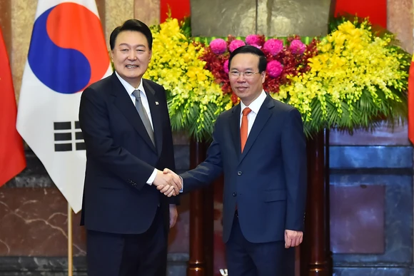 Chủ tịch nước Võ Văn Thưởng và Tổng thống Đại Hàn Dân Quốc Yoon Suk Yeol tại lễ đón.