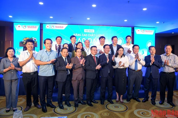 Các đại biểu chụp ảnh lưu niệm tại hội nghị.