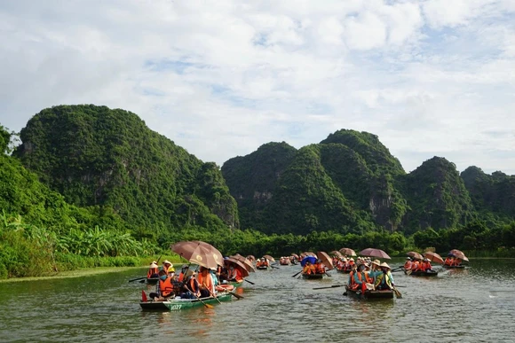 Du khách tham quan Di sản Văn hóa và Thiên nhiên thế giới Tràng An.