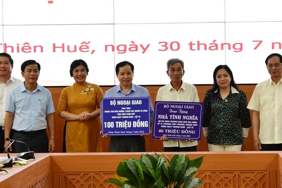 Đoàn công tác Bộ Ngoại giao do Bộ trưởng Bùi Thanh Sơn làm Trưởng đoàn đã trao quà tặng các đối tượng người có công với cách mạng tại Thừa Thiên Huế.