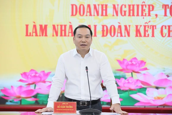 Phó Bí thư Đảng ủy Khối Doanh nghiệp Trung ương Hồ Xuân Trường phát biểu tại buổi gặp mặt. (Ảnh: DIỆP VINH)