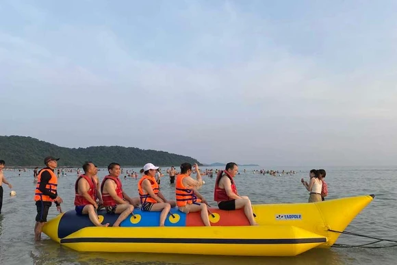 Những bãi biển đẹp và trong xanh trên đảo Cô Tô thu hút đông khách du lịch trải nghiệm.