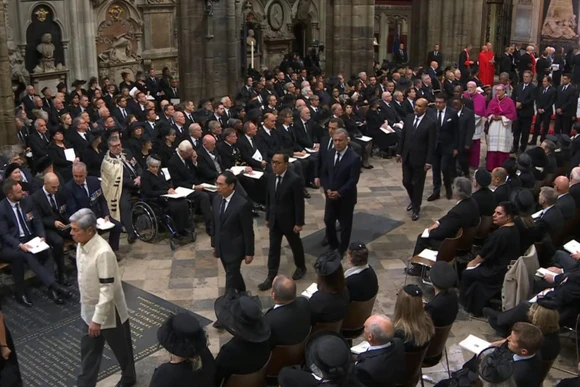 Bộ trưởng Ngoại giao Bùi Thanh Sơn và Đại sứ Việt Nam tại Anh Nguyễn Hoàng Long dự tang lễ Nữ hoàng Elizabeth II tại Tu viện Westminter. (Ảnh: SkyNews)