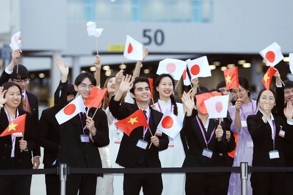 Cán bộ, nhân viên Tổng Lãnh sự quán và cộng đồng người Việt Nam tiễn Chủ tịch nước Võ Văn Thưởng và Phu nhân tại Sân bay quốc tế Fukuoka. (Ảnh: TTXVN)