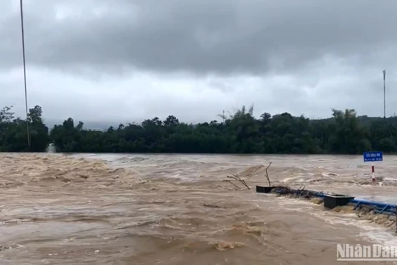 Cầu Sông Rin (cũ) nằm trên địa bàn huyện miền núi Sơn Hà (Quảng Ngãi) bị nước lũ phong tỏa.