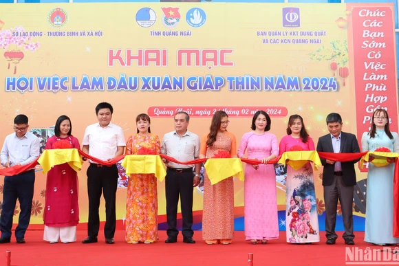 Lãnh đạo tỉnh Quảng Ngãi cùng các sở, ban ngành và đại diện doanh nghiệp cắt băng khai mạc Hội việc làm đầu Xuân Giáp Thìn 2024. 