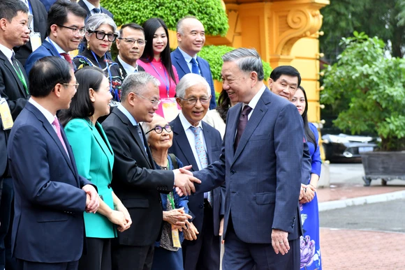 Tổng Bí thư, Chủ tịch nước Tô Lâm với Đoàn kiều bào tiêu biểu.