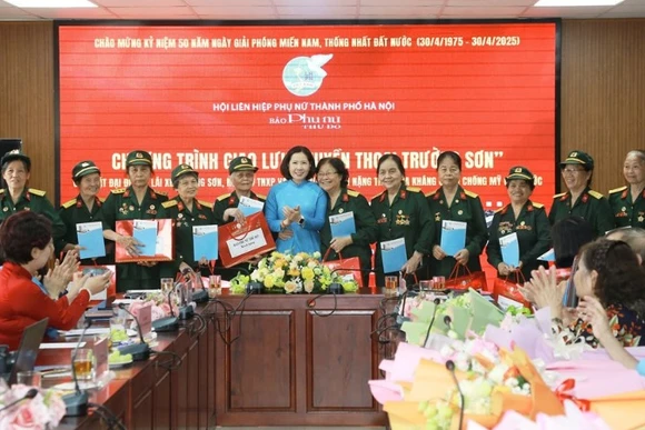 Chủ tịch Hội Liên hiệp Phụ nữ Hà Nội Lê Kim Anh tặng quà các bác Đại đội nữ lái xe Trường Sơn.