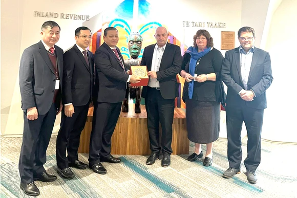 Phó Tổng cục trưởng Phi Vân Tuấn trao tặng biểu tượng trống đồng của Việt Nam cho Cơ quan thuế quốc gia New Zealand. (Ảnh: Tổng cục Thuế)