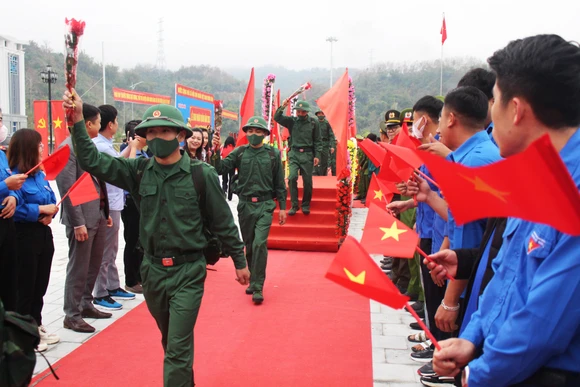 Các tân binh của Lai Châu lên đường nhập ngũ.