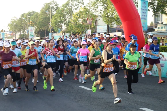 Các vận động viên xuất phát thi đấu. (Ảnh: MỸ HẠNH)