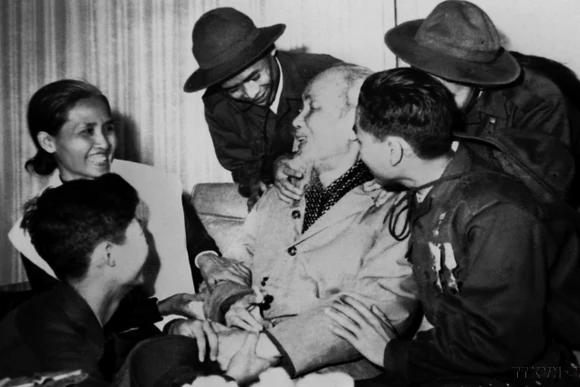 Chủ tịch Hồ Chí Minh với các Anh hùng, Dũng sĩ diệt Mỹ trong Đoàn đại biểu Mặt trận Dân tộc Giải phóng miền nam Việt Nam, tại Phủ Chủ tịch, ngày 28/2/1969. (Ảnh: TTXVN)