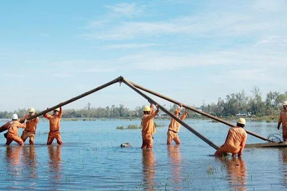 Huy động lực lượng, phương tiện tập trung khắc phục sự cố lưới điện.