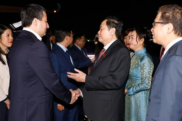 Chủ tịch Quốc hội Trần Thanh Mẫn và Phu nhân, Phó Thủ tướng Chính phủ Cộng hòa Uzbekistan Khodjayev Jamshid Abdukhakimovich và đại biểu. (Ảnh: Doãn Tấn/TTXVN)