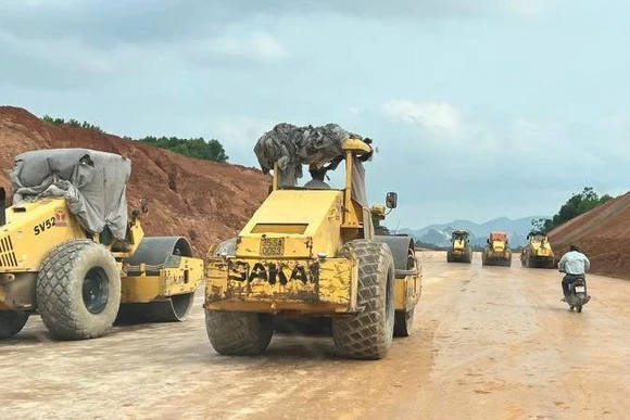 Thi công lu lèn cao tốc bắc-nam.