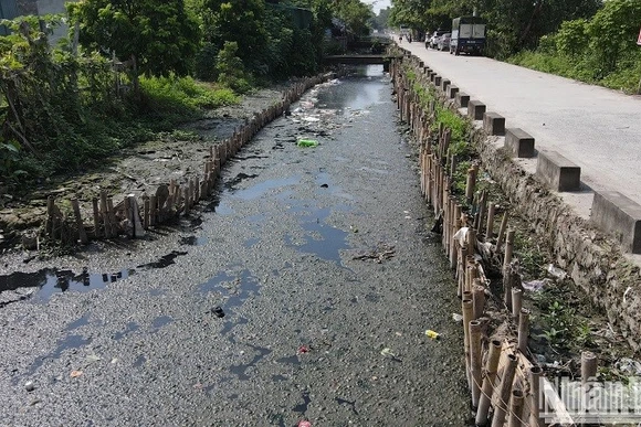 Rác thải, túi nilon, bùn đất đọng lại, ngăn cản dòng chảy càng khiến cho nguy cơ xuất hiện dịch sốt xuất huyết trở nên nhãn tiền. (Ảnh: SƠN BÁCH)