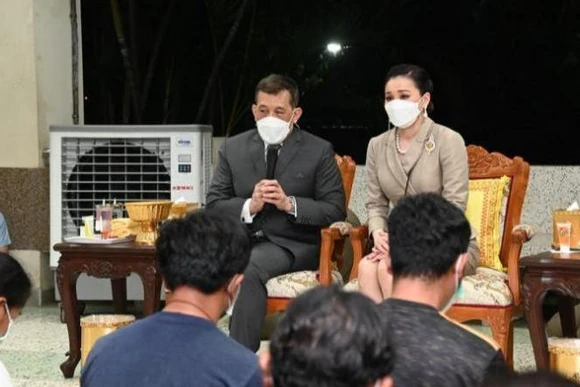 Quốc vương và Hoàng hậu Thái Lan thăm hỏi gia đình các nạn nhân vụ xả súng. (Ảnh: Bưu điện Bangkok)